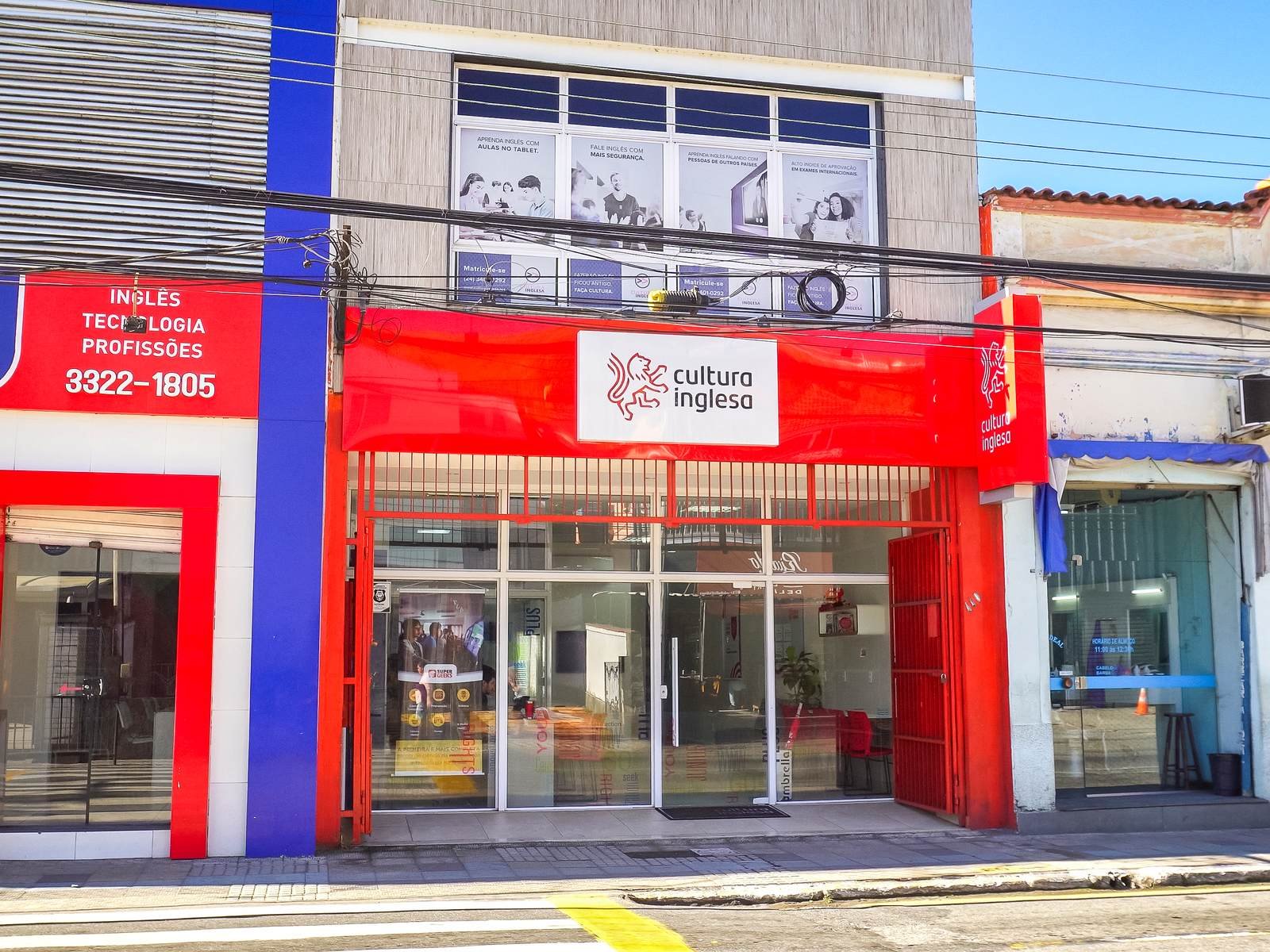 Fachada da Cultura Inglesa Barra Mansa, com toldo vermelho e o logo da marca sobre a entrada