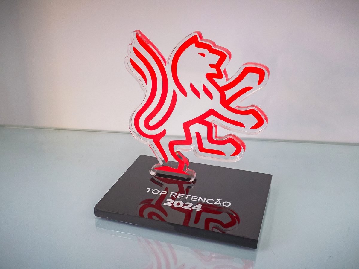 Troféu Top Retenção 2024 exposto na unidade